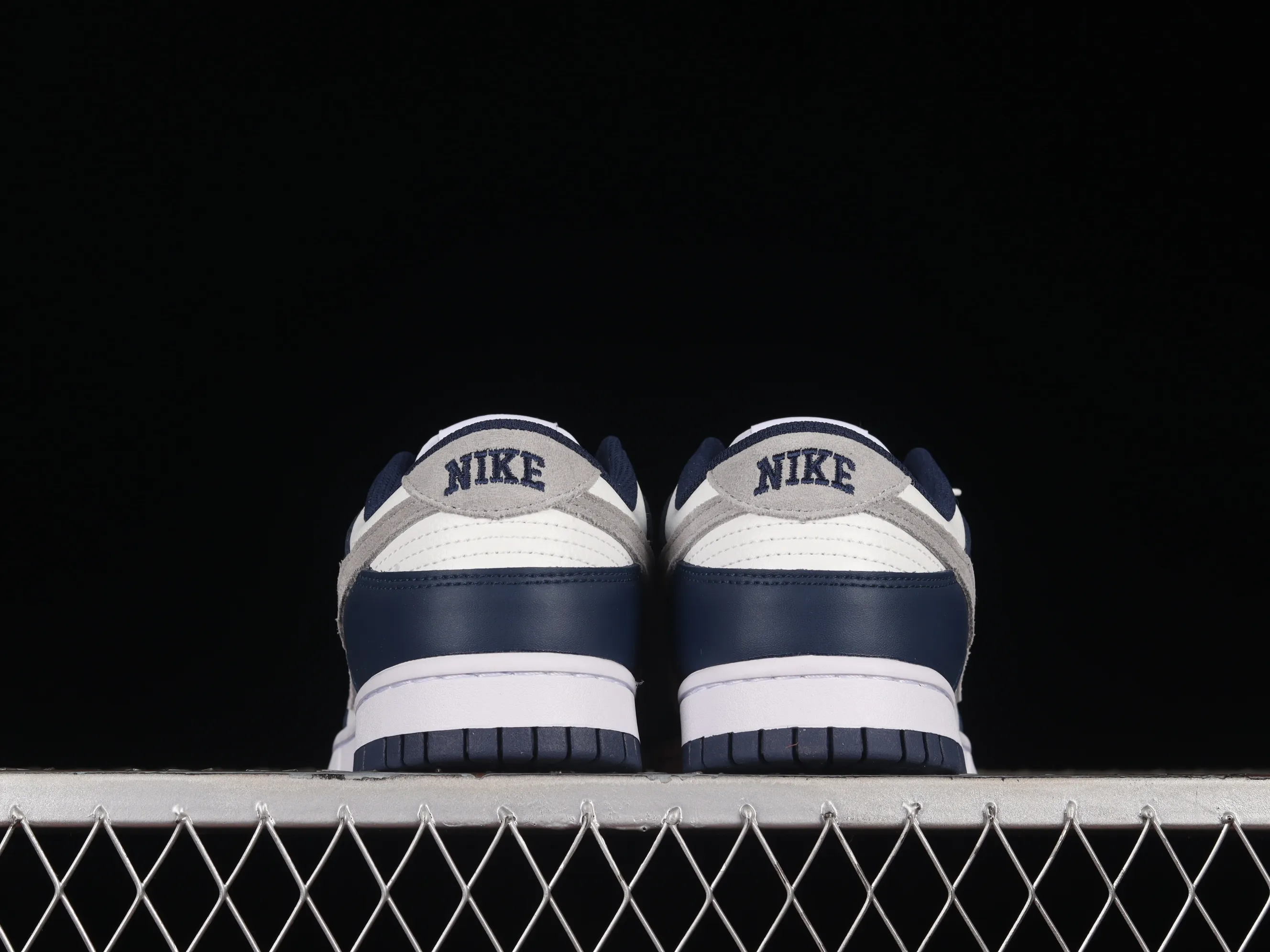 All categories Nk SB Dunk Series Nk SB Dunk Low low-top sneakers Cost-effective version Nk Dunk Low "Midnight Navy" blue and white SB low-top sports and leisure sneakers FO9749-400
